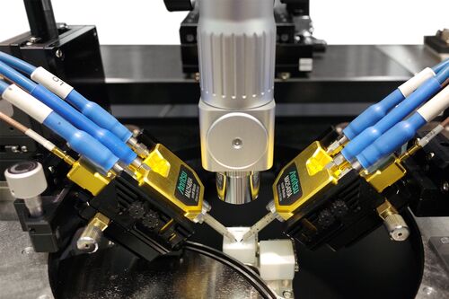 Due moduli collegati a sonde per wafer