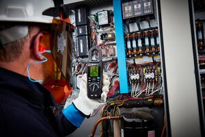 Controllo quadro elettrico con multimetro e termocamera