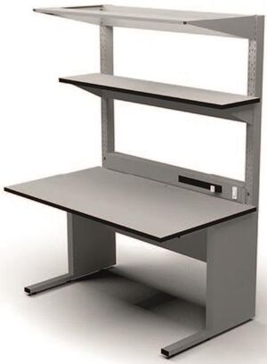 Tipico banco modulare per laboratori elettronici equipaggiato con illuminazione a LED, set di alimentazione, binario portautensili, ripiano attaccamento rapido e superfici in laminato antigraffio ESD-safe