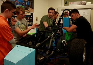 Al lavoro sul veicolo Formula Student 2017