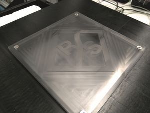 Radome dimostrativo con il logo Rohde & Schwarz che sporge di soli 0,5 mm della superficie del radome